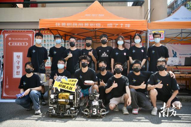 机电工程学院“DynamicX机器人队”。 机电工程学院“DynamicX机器人队”。