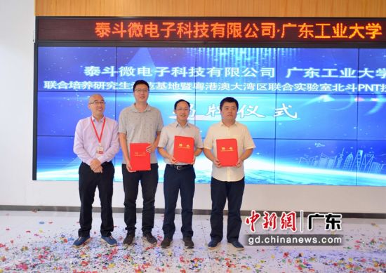 颁发聘书。 陈少徐 摄 颁发聘书。 陈少徐 摄