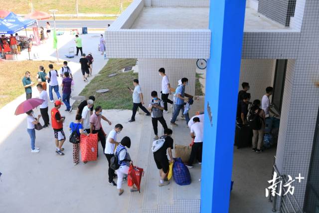 广东工业大学揭阳校区新生排队进宿舍。 广东工业大学揭阳校区新生排队进宿舍。