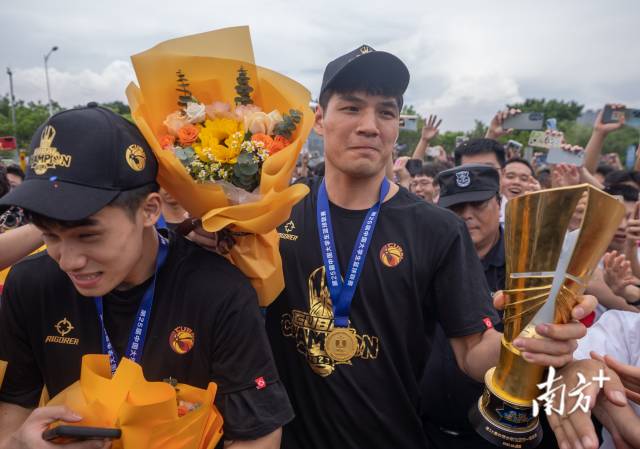 6月19日,广东工业大学的许多学生自发来到了学校门口迎接全国总冠军。 6月19日,广东工业大学的许多学生自发来到了学校门口迎接全国总冠军。