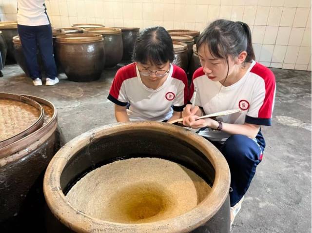 广工师生对糯米酒糟成分进行分析。&nbsp;