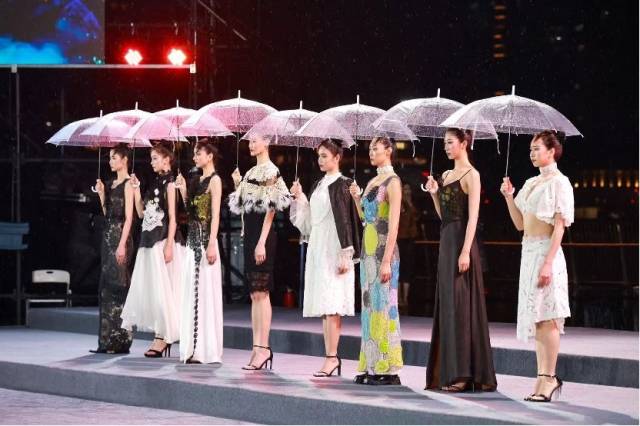 广工学子展示《鎏金》系列服装作品，亮相“2024广东非遗时尚之夜”。