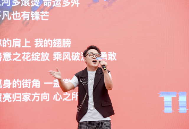 《微光》创作歌手吴欢。