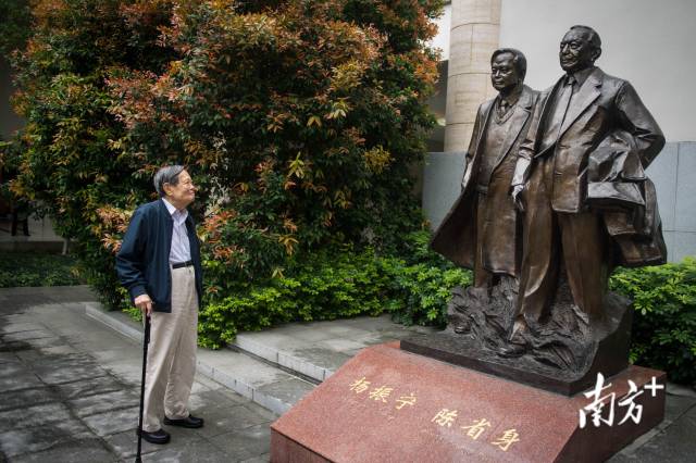 2017年 4月22日，东莞理工学院25周年校庆，作为该校名誉校长，杨振宁及其夫人翁帆来到学校参加庆祝活动。南方+记者 张梓望 摄